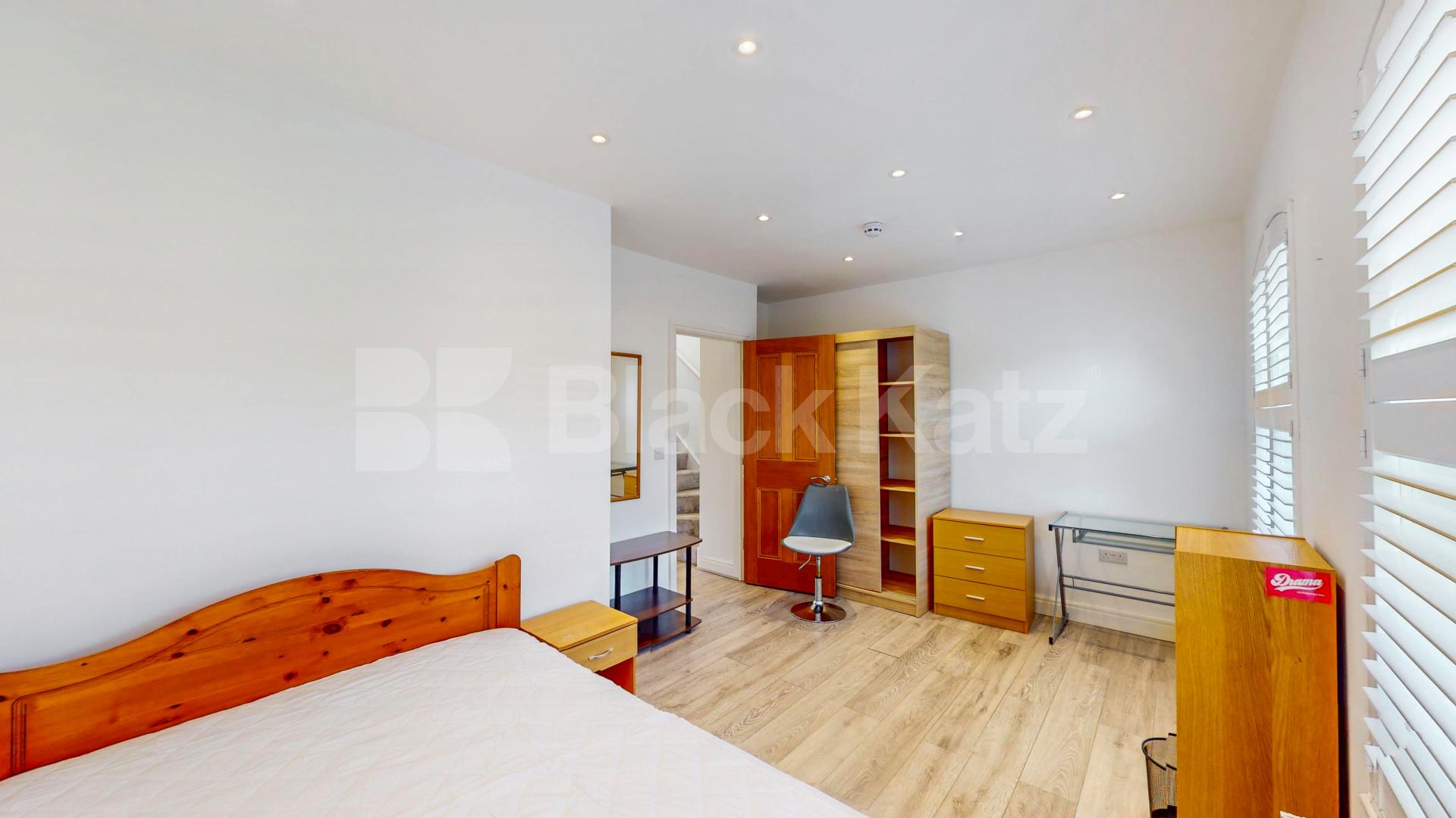 Elegant & Expansive Six Bed 4 Bath Residence with Private Garden in Holloway Mayton Street, Holloway